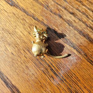 Vintage Retro Kitty Cat Brooch Pin Gold Tone Green Eyes Articulated Tail 1" tall